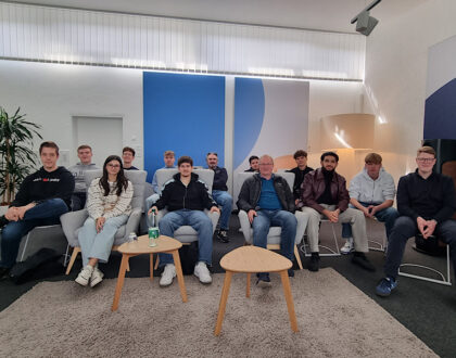 High-End-Lautsprecher hautnah: Oberstufenschülerinnen und -schüler zu Gast bei der Firma „Canton“